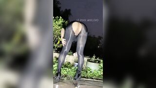 Gái dâm ra công viên thủ dâm mông to lồn múp chảy nước dâm đãng