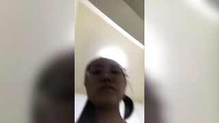 em gái đeo kính nhét sex toy 2 lỗ đi dạo ngoài đường