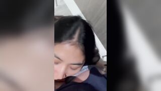 bé gái lén vào nhà vệ sinh bú cu cho anh người yêu mới quen