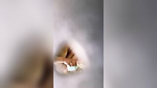 Con mất nết quay lén mẹ đi tắm