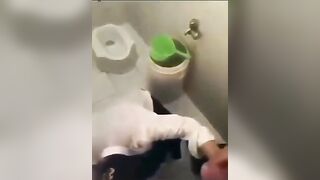2 học sinh nứng giờ ra chơi vô nhà vệ sinh chịch