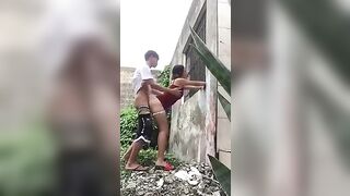 quay lén em Thảo bị người yêu nện doggy ngoài vườn cực phê