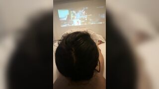 vừa xem phim vừa được em người yêu chăm sóc thằng em còn gì sướng hơn