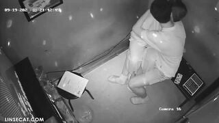 nóng rực: Em bạn trai ngồi lên lên đùi cho bạn trai bú lồn sướng giật giật trong kara