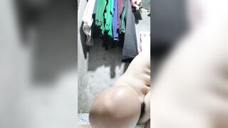 Em gái mới lớn tự sướng bằng cây cọ bồn cầu #3
