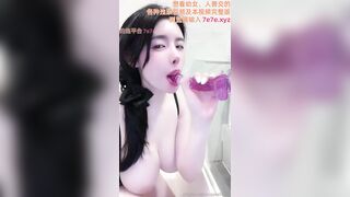 Rau chubby vú to lồn múp thủ dâm bằng cu giả lồn chảy nước dâm đãng
