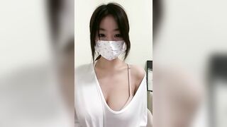Đang học bài thì bé nữ sinh nhớ người yêu liền quay clip gửi cho anh thèm