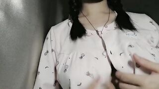 mới lớn thôi mà vú em to tay cầm không hết