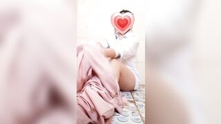 Em gái lén móc nhà wc trường