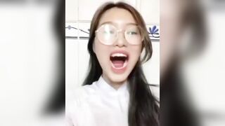 Thanh Hằng lớp 10 chưa kịp thay đồ liền vô nhà vê sinh móc lồn gửi trai
