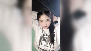 Sướng tê người em gái múp rụp vắt vú khủng show đầu ti dâm vãi