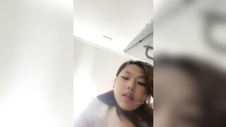 E teen hs TQ mới lớn mặt non choẹt mà bỏ học livetream show hàng cho các chú xem