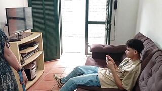 Bà ngoại mắng vì chơi game, bắt quét nhà, cháu trai bắt đc cái quần lót của bà, và...