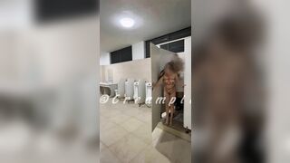 Lén lút đụ nhau public trong nhà vệ sinh nam