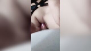 Canh eg họ thủ dâm ngoài hiên đến bắn nước,nứng quá lôi e vào phòng đè địt lút cán