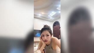 Vô tình lộ hàng khi k mặc áo vú của e teen Việt xinh đẹp ngay trên sóng livetream