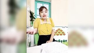 Lại là cô giáo mầm non vừa dạy trẻ vừa live áp sex rảnh là vào WC thủ dâm