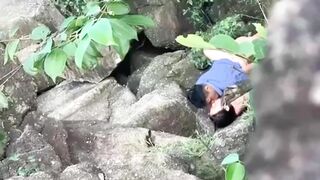 NGOẠI TÌNH ĐỊT NHAU LÉN LÚN TRONG RỪNG