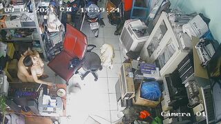 Đụ vs em bồ trong tiệm làm việc tranh thủ ghi hình lại mọi tư thế để thủ dâm