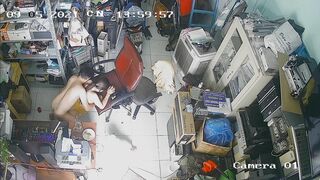 Đụ vs em bồ trong tiệm làm việc tranh thủ ghi hình lại mọi tư thế để thủ dâm