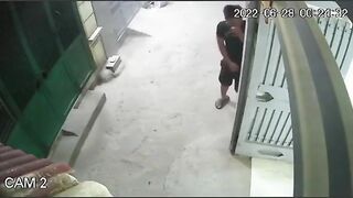 Chuẩn bị vào nhà bị bóp vếu:))