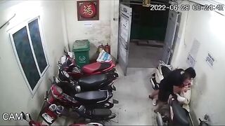 Chuẩn bị vào nhà bị bóp vếu:))