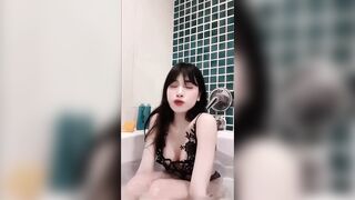 Phát hiện nhỏ e nuôi live tắm,thanh niên xông vào lôi e nó ra địt,phạt đụ e lút cán