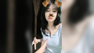 Tuy xài AI để thỏa mãn nhưng bạn nữ ở ngoài vẫn múp trong video
