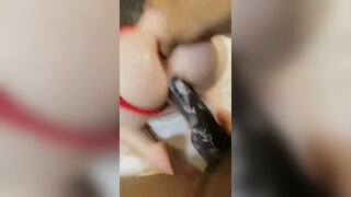 Địt con cặc đen khủng vào lồn tay thì móc đít dâm đãng kích thích