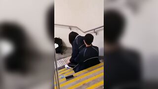 2 em học sinh đang chịch nhau thì bị phát hiện