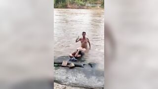 Em Lam lén rủ anh ra bờ suối vắng bú cu rồi đụ nhau dâm đãng sướng rung bần bật cả ng