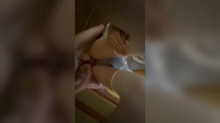 Nhẹ nhàng đẩy em sugar baby lồn không lông chảy nướ trắng như sữa