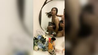 Clip Sex Địt em người yêu trước gương rồi móc em tóe nước