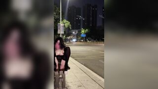 Dẫn em nô lệ ra đường