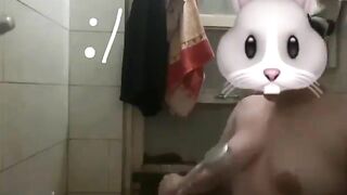 Bé tắm ạ