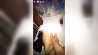Quay cận cảnh cái bướm hồng hào của em làm em ngại đến phát khóc nhưng anh vẫn mặc kệ