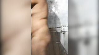Quay lén được mẹ vợ tắm nhìn ngon