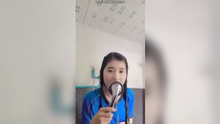 Em Thùy Trang 2k4 quấn khăn mỏng lén bố mẹ lôi đồ chơi ra chịch lồn sướng điên
