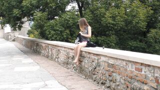 Em gái sexy lột đồ khỏa thân tự quay lén ngoài trời bằng gậy selfie