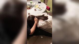 bắt em bú cu ở quán ăn rồi đưa em vào nhà nghỉ địt rồi xuất hết vào mồm