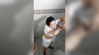 Sau lớp áo đó dì em có cái lol lông