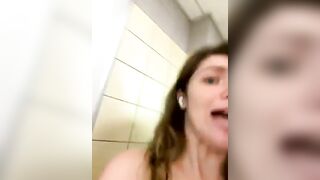 chị gái dâm đãng vào wc siêu thị live thủ dâm