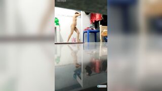 th e trốn gầm giường rình quay lén con c vừa đi tắm xogn thay đồ