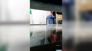 th e trốn gầm giường rình quay lén con c vừa đi tắm xogn thay đồ