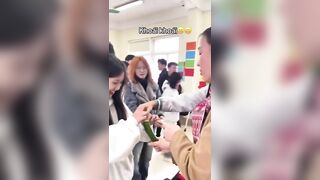 Nhìn động tác còn chưa thành thục lắm nha