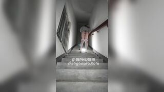 Cô gái nhét gì vào lồn mà rớt ra như mưa bị phát hiện