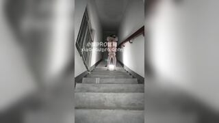 Cô gái nhét gì vào lồn mà rớt ra như mưa bị phát hiện