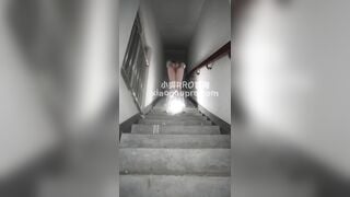 Cô gái nhét gì vào lồn mà rớt ra như mưa bị phát hiện