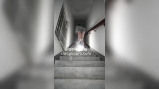 Cô gái nhét gì vào lồn mà rớt ra như mưa bị phát hiện