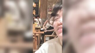 Nứng quá em bú cu anh ngay trong nhà hàng